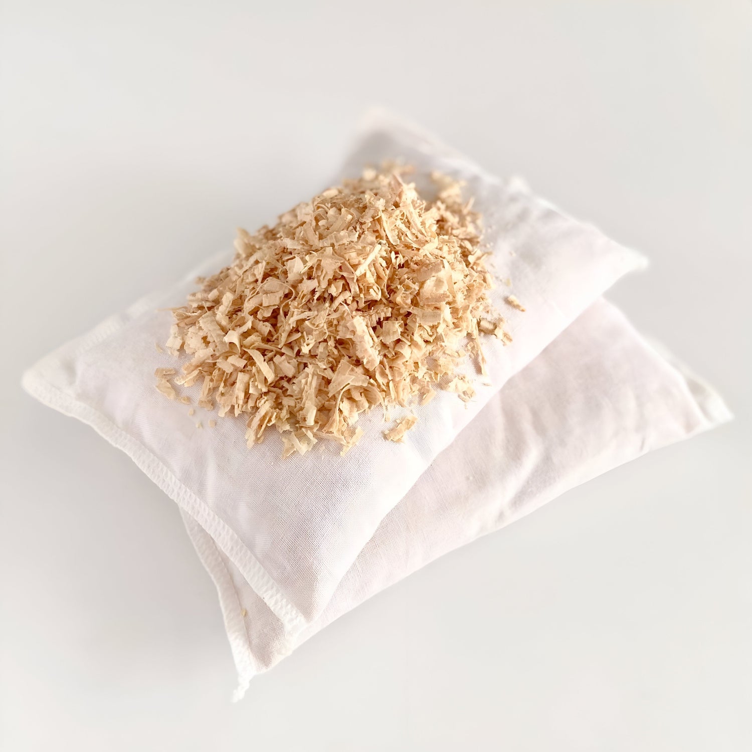 Wood shavings and natural bedding for rabbits, guinea pigs, hamsters, and small pets – absorbent odor-control bedding, natural nesting material, soft small animal cage bedding, FurFilled Joy pet supplies
